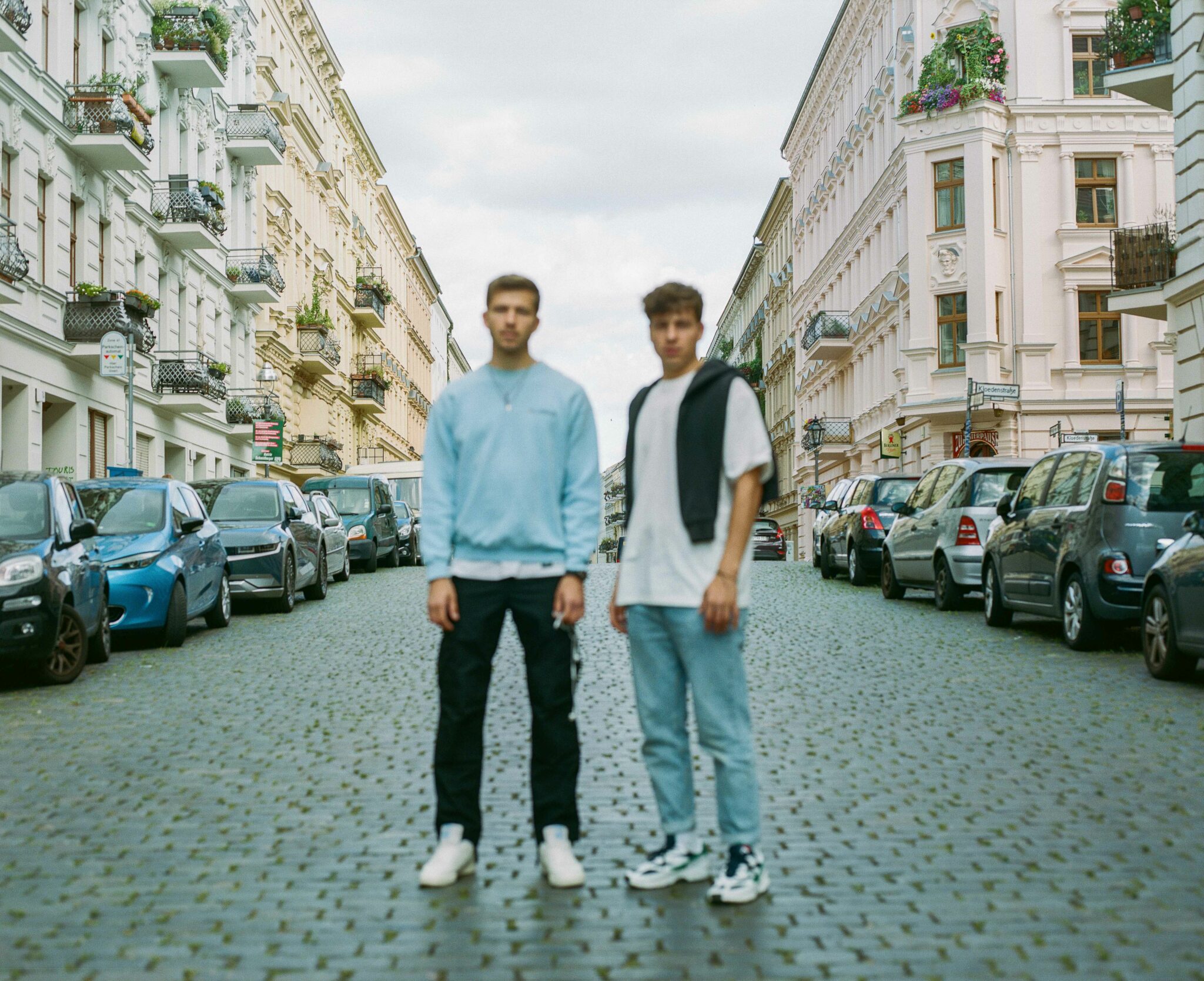 Alex und Maxi stehen ein einer Berliner Straße